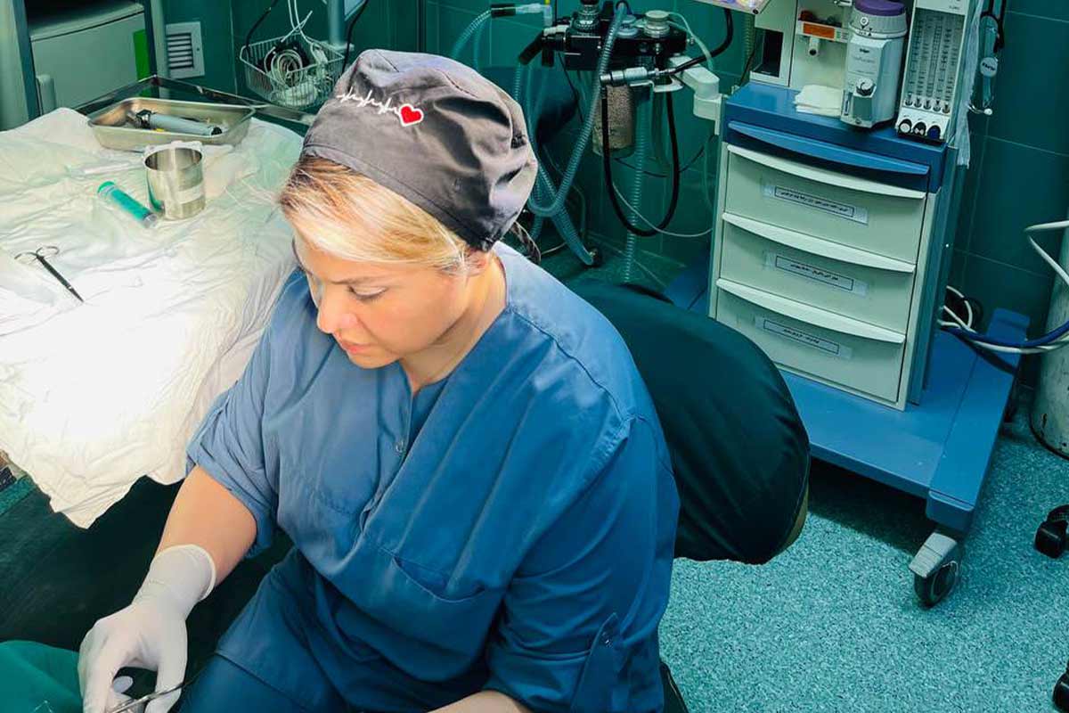 دکترمانافرحی مهر در اتاق عمل