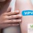یک زن با برچسب آبی رنگ با نوشته hpv روی بازو